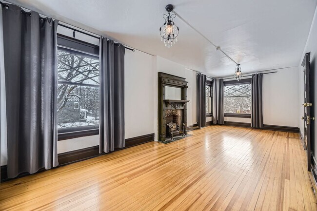 Foto del edificio - Beautiful 3-bedroom/2 bath unit in an Updated Victorian home in City Park! All utilities included...