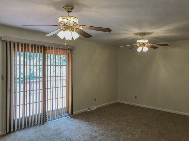 Spacious living room with sliding doors to deck - 1008 Middletown Rd