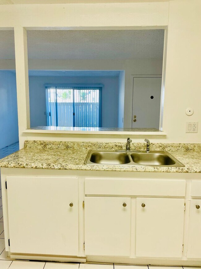 Foto del edificio - Charming 2-Bedroom, 1.75-Bathroom Unit with Garage, Patio & Community Amenities!