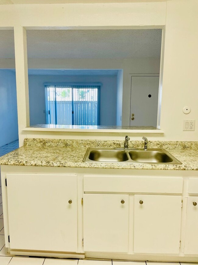 Building Photo - Charming 2-Bedroom, 1.75-Bathroom Unit with Garage, Patio & Community Amenities!
