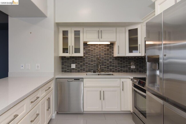 Foto del edificio - 6363 Christie Ave