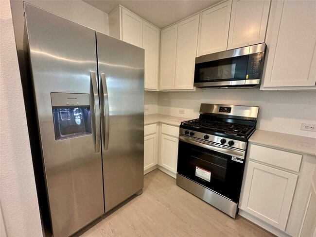 Building Photo - 13310 Rayhill Dr