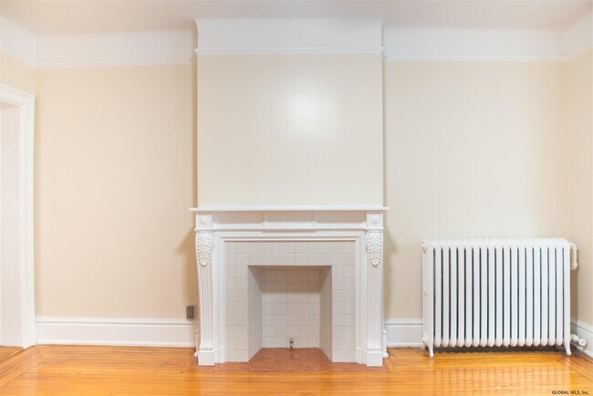 Building Photo - 352 State St
