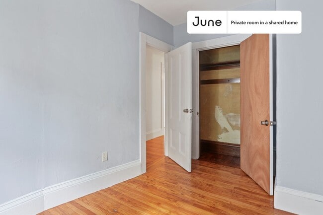 Building Photo - Room in Shared 6 bed/1.5 bath home