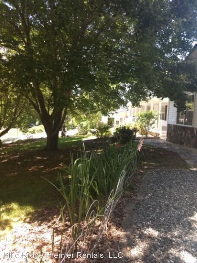 Building Photo - 5 br, 3.5 bath House - 250 Mint Road