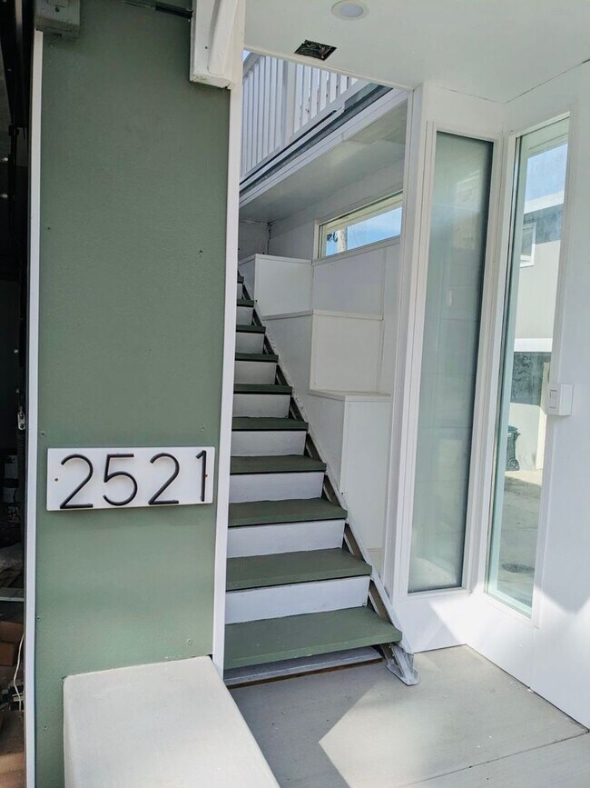 Foto del edificio - 1 Bedroom Beach Cottage in Coveted Corona Del Mar!