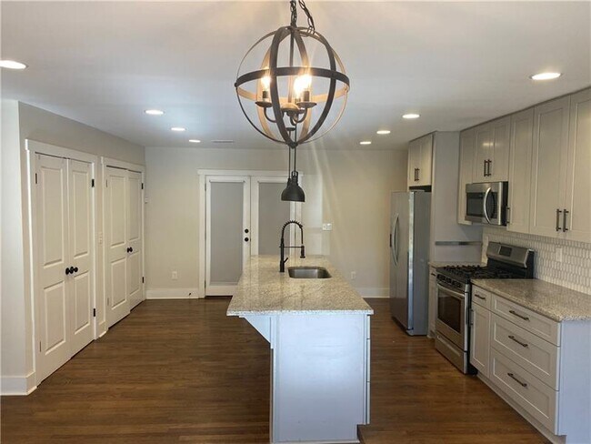 Building Photo - 2360 Collier Dr
