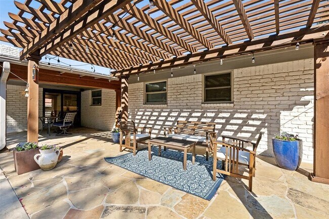 Foto del edificio - 6425 Klamath Rd