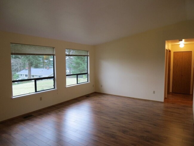Building Photo - Spacious 2 bedroom 2.5 bath Rambler home i...