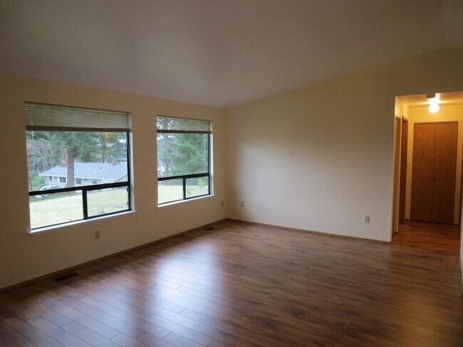 Foto del edificio - Spacious 2 bedroom 2.5 bath Rambler home i...