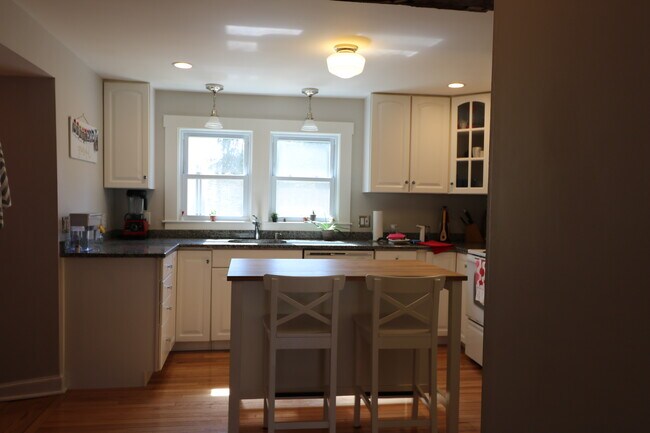 Building Photo - 2A Oak St