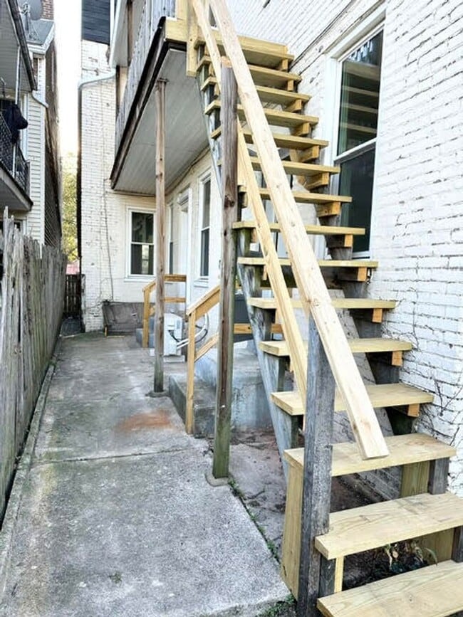 Building Photo - 241 N Newberry St
