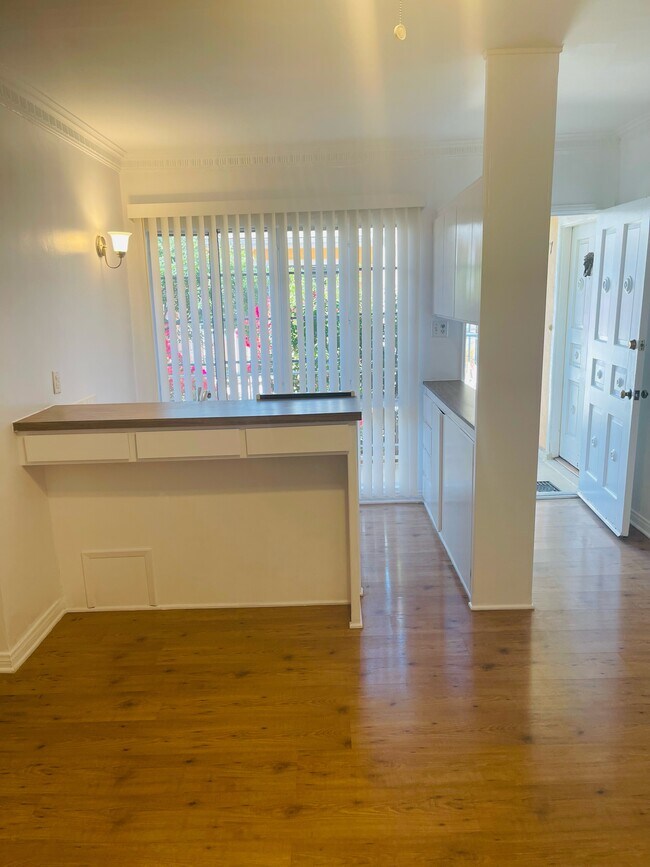 Foto del edificio - 1264 N Hayworth Ave