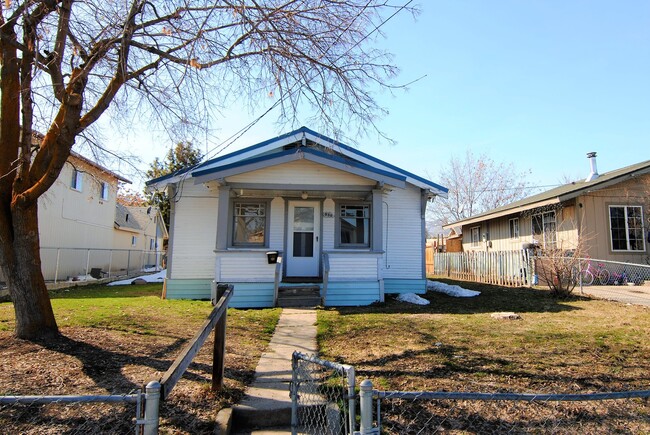 Building Photo - Rare 1 Bedroom House for Rent!