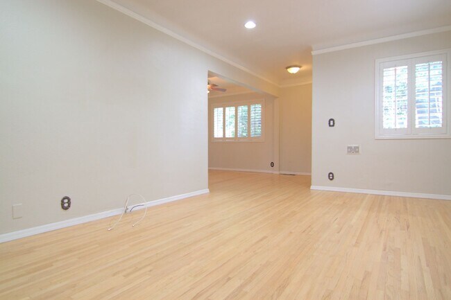 Foto del edificio - 1440 N Pass Ave