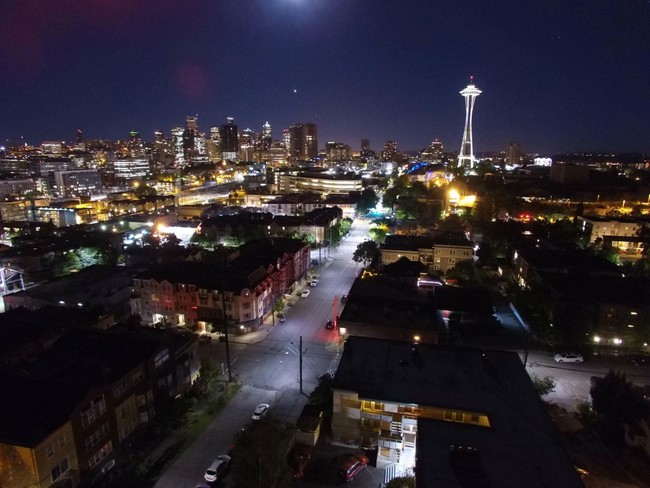 Wonderful walking neighborhood on the West slope of Queen Anne - 901 5th Ave N