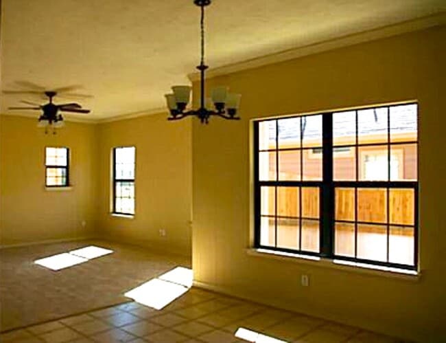 Building Photo - AUGUST 2026 PRE-LEASE! 3 bed, 2 bath in Sp...