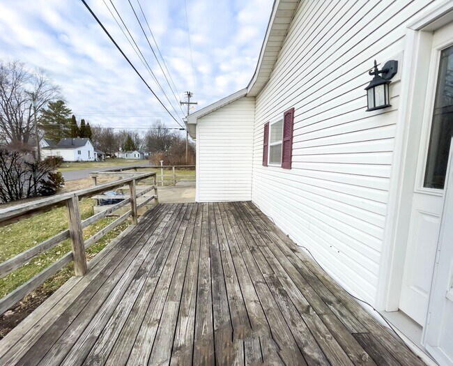 Foto del edificio - 2 Bedroom/ 1 Bathroom Home with Washer & Dryer Hook-ups! Large Deck! Nice Yard!