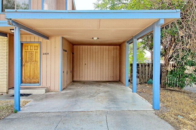 Building Photo - Spacious 3-Bed Townhouse with Private Pati...