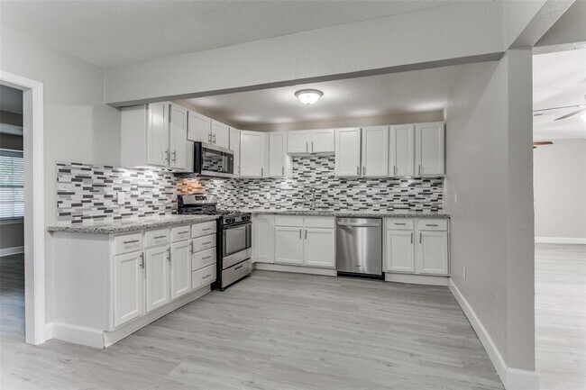 Building Photo - 100 17th St N