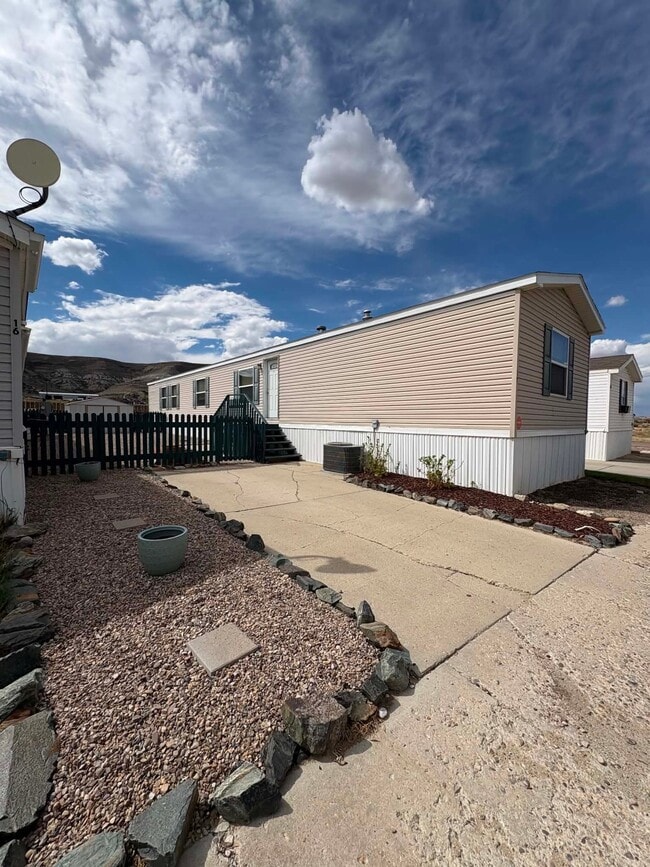 Building Photo - 443 Valley View Ln