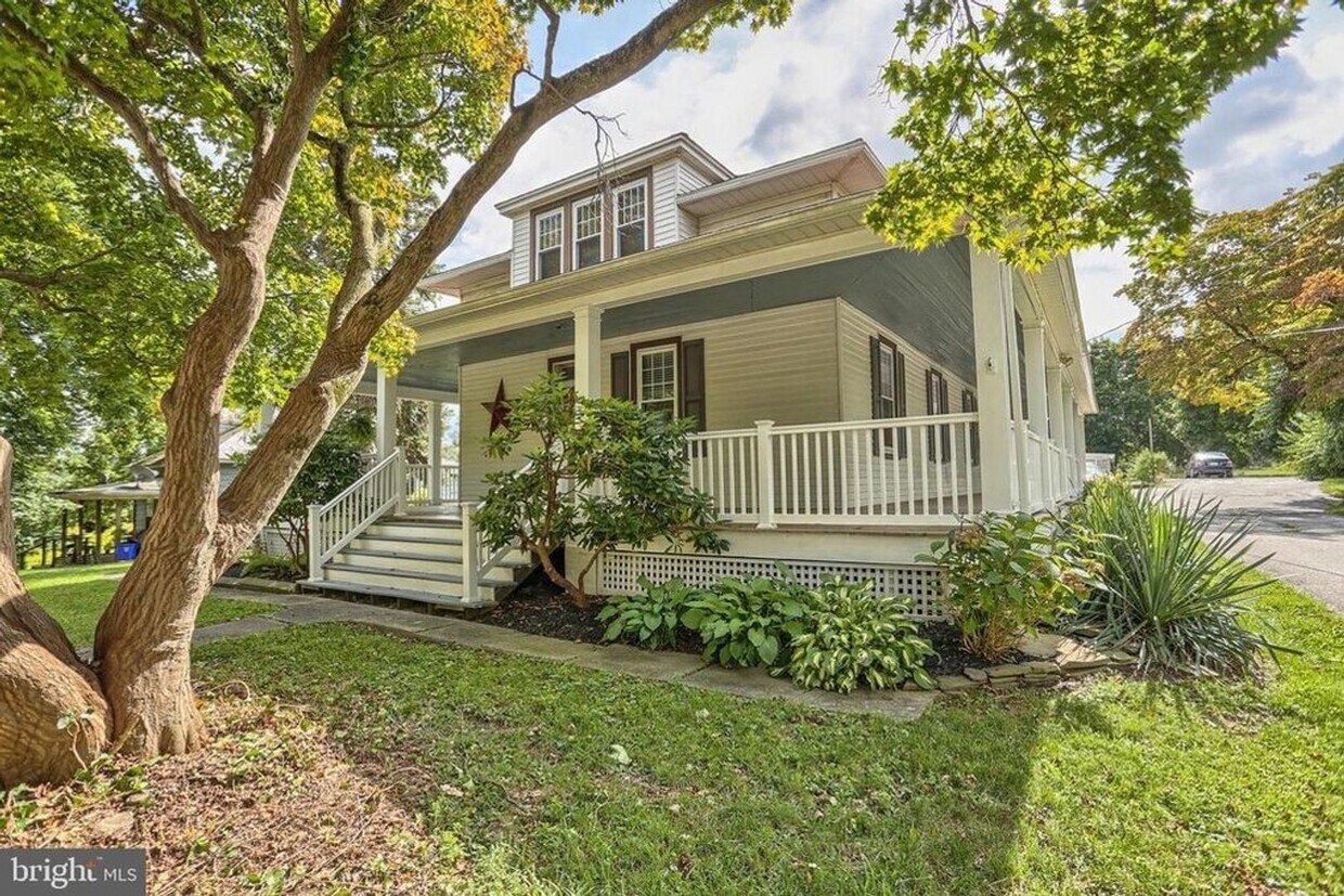 Primary Photo - 565 Trinity Rd