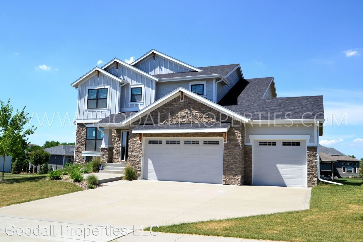 Primary Photo - 4 br, 3.5 bath House - 15407 Maple Dr