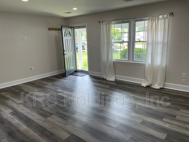 Foto del edificio - 8011 Beckner Ct