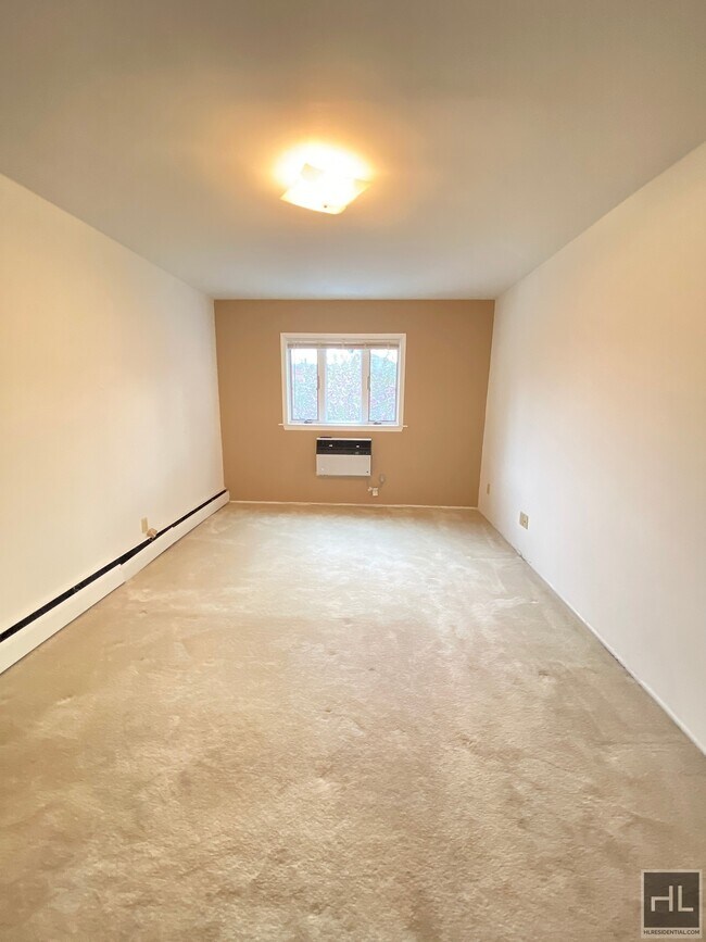 Foto del edificio - Over sized 3 br apt only $2750 Upper Ditma...