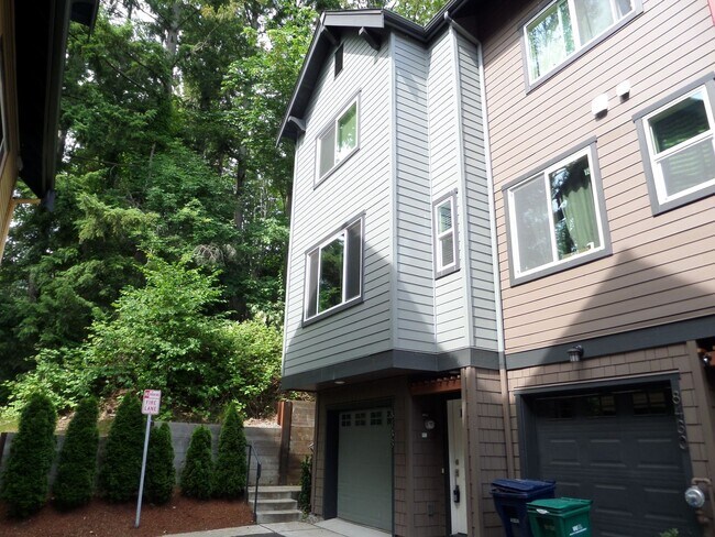 Building Photo - GORGEOUS & Large 3-Bedroom, 3.5 Bath Townh...