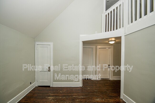 Building Photo - 487 Crouse St