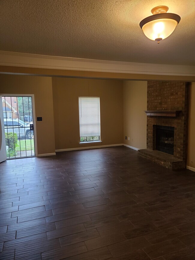 Foto del edificio - 5791 Plum Valley Dr