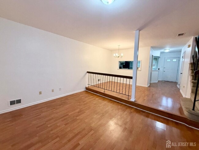 Foto del edificio - 405 Maplecrest Rd