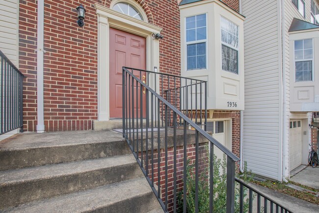 Foto del edificio - Lovely 3 BR/2 Full BA & 2 Half BA Townhome...