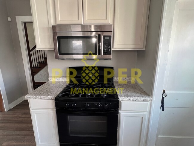 Building Photo - 3 bedrooms 2.5 bathroom house for rent
