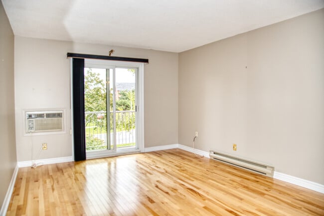 Living room - 573 Armstrong Rd