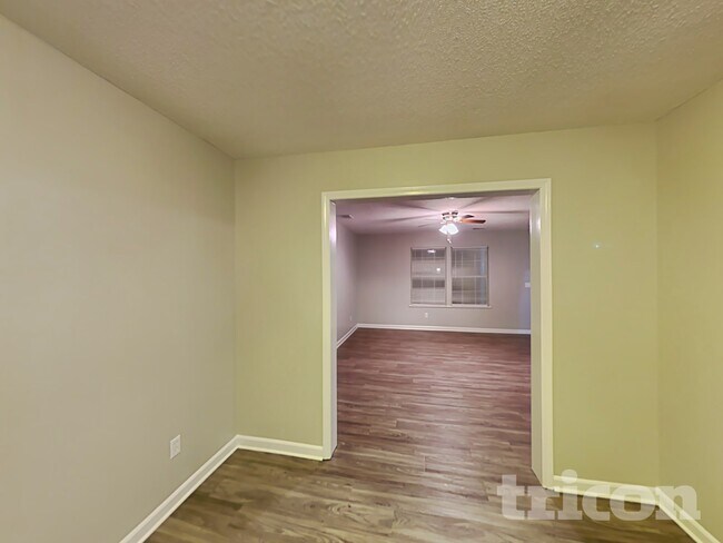 Building Photo - 410 Fox Trot Dr