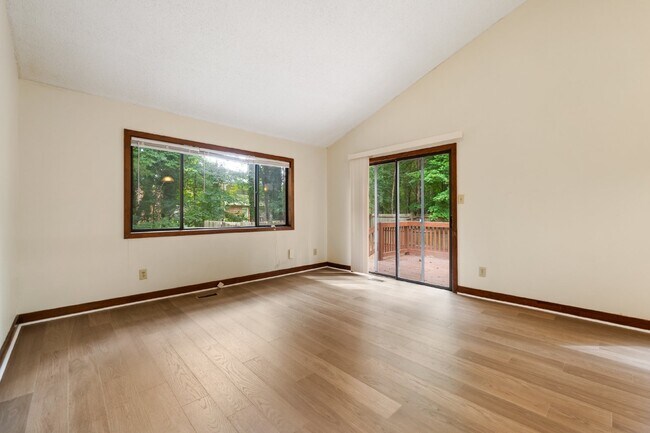 Building Photo - Chapel Hill 2 Bedroom with Fenced Yard - R...
