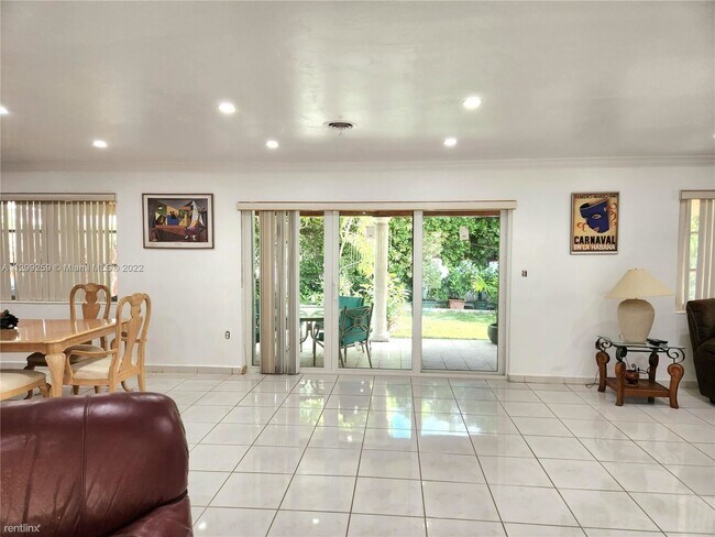 Foto del edificio - 3 br, 2 bath House - 9541 Byron Ave