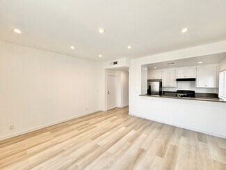 Building Photo - 5139 W Maplewood Ave