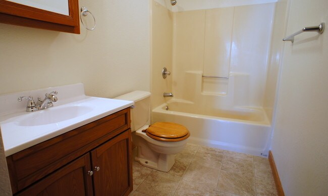 Building Photo - 3342 Rosewood Dr