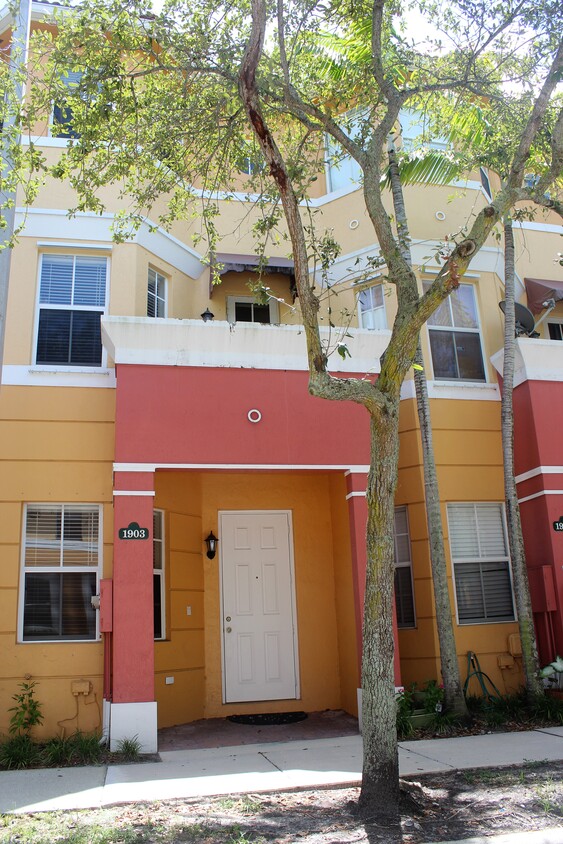 Foto principal - 1903 Shoma Dr