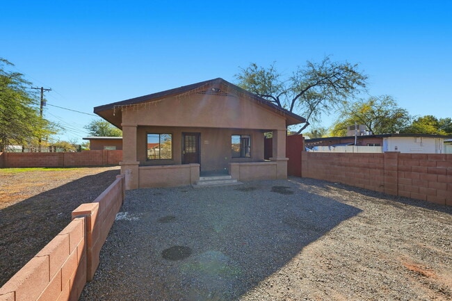 Building Photo - 468 E Delano St