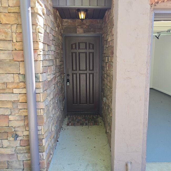 Building Photo - 2460 Ridgemont Dr