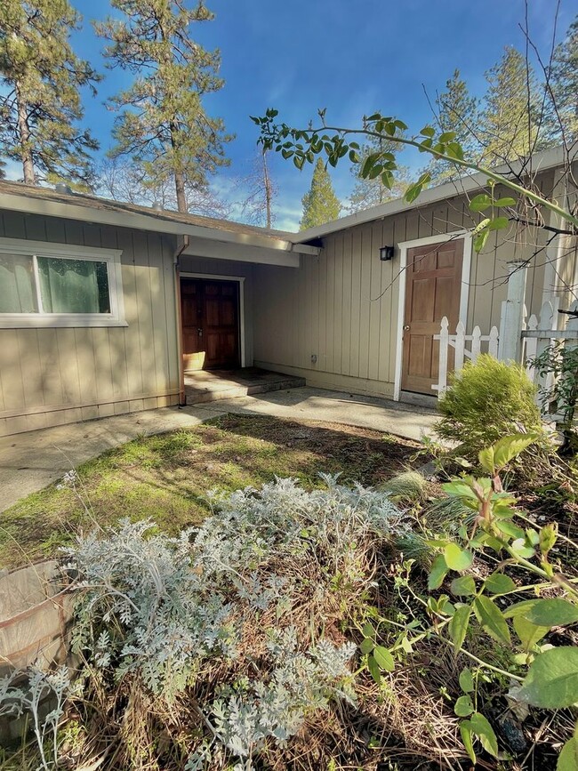 Building Photo - Charming 3 Bedroom 2 Bathroom Close to Dow...