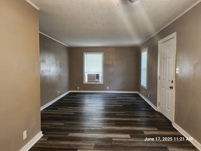 Building Photo - Cute & Cozy!