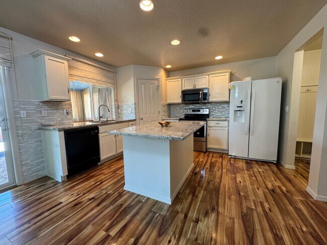 Foto del edificio - Beautiful 4 Bedroom, 2.5 Bathroom Home