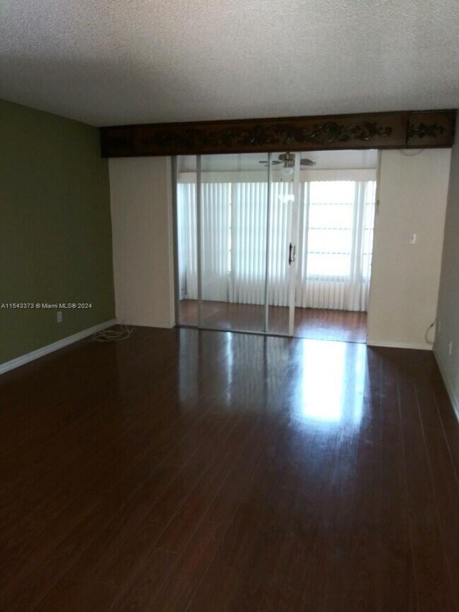 Foto del edificio - 5851 NW 62nd Ave