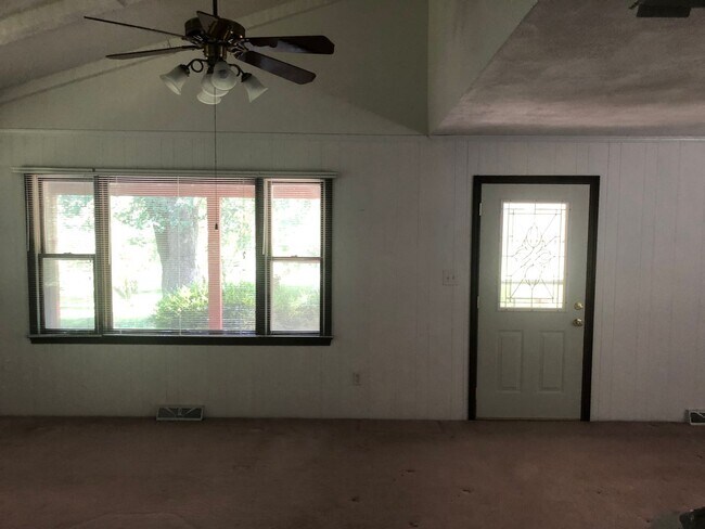 Building Photo - Quaint 2 bedroom perched atop 1.7 wooded a...
