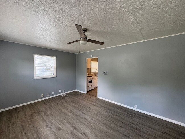Building Photo - Eagledale 3 Bedroom 1 Bath